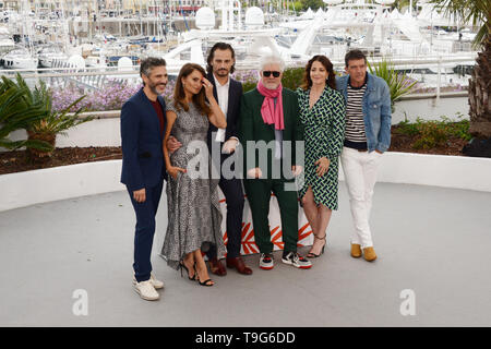 18 mai 2019 - Cannes, France - CANNES, FRANCE - 18 MAI : (L-R) Leonardo Sbaraglia, Penelope Cruz, Asier Etxeandia et directeur Pedro Almodovar assister à la ''La douleur et la gloire (Dolor Y Gloria Douleur et Gloire)'' une séance au cours de la 72e assemblée annuelle du Festival du Film de Cannes le 18 mai 2019 à Cannes, France (crédit Image : © Frederick InjimbertZUMA Wire) Banque D'Images