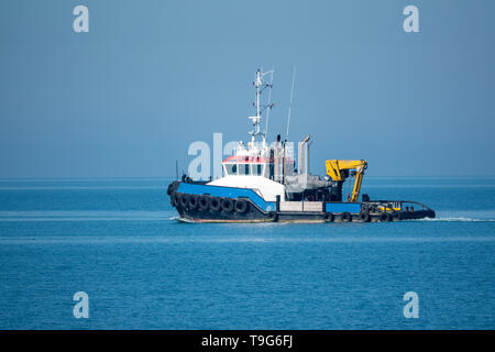 La mer remorqueur sort du port. Port de mer sur une journée ensoleillée. Banque D'Images