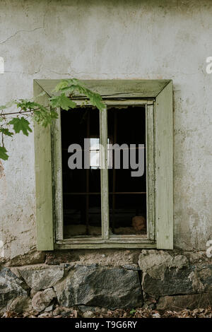 Ancienne grange avec fenêtre en verre brisé Banque D'Images