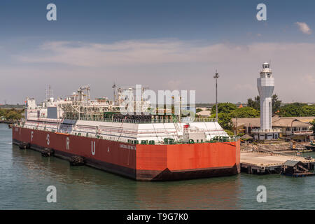 Bali, Indonésie - 25 Février 2019 : rouge et blanc et de stockage de l'unité de regazéification, FSRU, LNG-navire au port de Benoa sous fond de ciel bleu. Banque D'Images