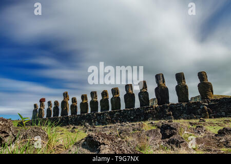 Vue arrière de l'exposition ultra long statues Moai de l'ahu Tongariki sur l'île de Pâques Banque D'Images