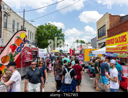 McDonough, Géorgie - 18 mai 2019 : les festivaliers à pied par les vendeurs d'aliments et au cours de la 42e Festival annuel de géranium. Banque D'Images