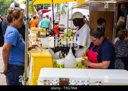 McDonough, Géorgie - 18 mai 2019 : Un vendeur alimentaire limonade prépare pour un client au 42e Festival de géranium. Banque D'Images