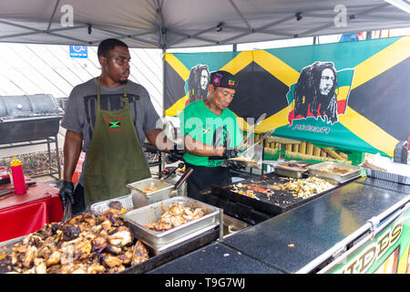 McDonough, Géorgie - 18 mai 2019 : les vendeurs d'aliments préparer la nourriture pour les clients à la Jamaïque au 42e Festival de géranium. Banque D'Images