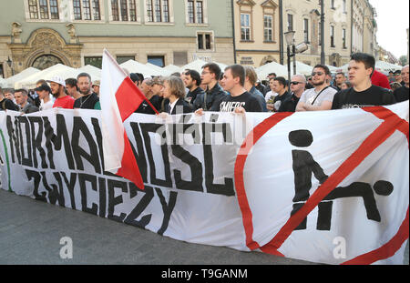 Les membres des organisations d'extrême droite et conservateur protester contre la marche pour l'égalité à la place principale de Cracovie. Les personnes LGBT et leurs partisans à pied à travers les rues de Cracovie à célébrer la diversité et la tolérance et d'exprimer leur opposition à la discrimination et l'exclusion. La marche a été rencontré au centre ville par les manifestants LGBT de l'extrême droite. Banque D'Images