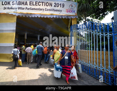 Les membres du personnel électoral sont vu porter leurs machines de vote électroniques (EVM) et piste de vérification papier vérifiable par l'électeur (VVPAT) machines avant la septième et dernière phase des élections générales à Kolkata. Banque D'Images