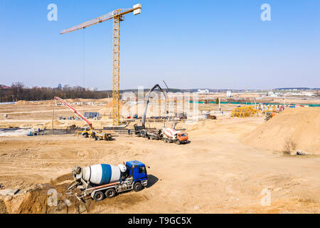 Grue et camions malaxeur working at construction site. L'élaboration du nouveau quartier résidentiel Banque D'Images