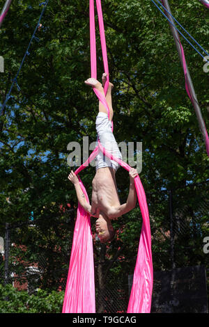 Acrobates avec la 13-ième Parade de danse annuel et Festival, le 18 mai 2019, Tompkins Square Park, NYC Banque D'Images