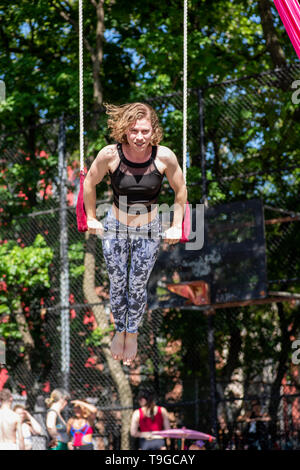 Acrobates avec la 13-ième Parade de danse annuel et Festival, le 18 mai 2019, Tompkins Square Park, NYC Banque D'Images