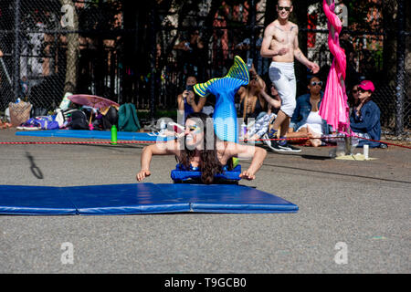 Acrobates avec la 13-ième Parade de danse annuel et Festival, le 18 mai 2019, Tompkins Square Park, NYC Banque D'Images