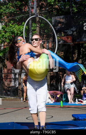 Acrobates avec la 13-ième Parade de danse annuel et Festival, le 18 mai 2019, Tompkins Square Park, NYC Banque D'Images