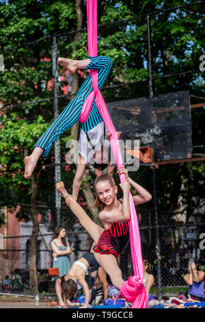 Acrobates avec la 13-ième Parade de danse annuel et Festival, le 18 mai 2019, Tompkins Square Park, NYC Banque D'Images