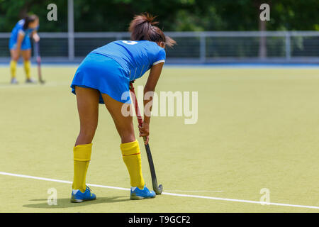 Les jeunes filles le hockey player avec stick sur le terrain. Banque D'Images