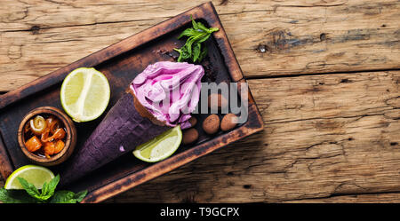 Sélection de saveurs gastronomiques de la crème glacée dans des couleurs éclatantes Banque D'Images