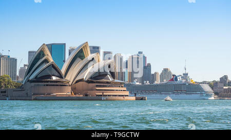 SYDNEY, AUSTRALIE - 11 février 2019 : Le Carnival Spirit bateau de croisière amarré près de l'Opéra de Sydney, Australie les plus reconnaissables des capacités . Banque D'Images