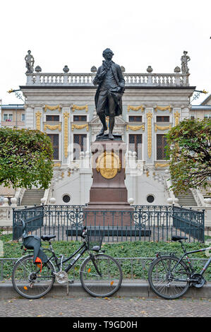 Memorial statue de Johann Wolfgang von Goethe en face de la Vieille Bourse au Naschmarkt Plaza à Leipzig, Allemagne Banque D'Images