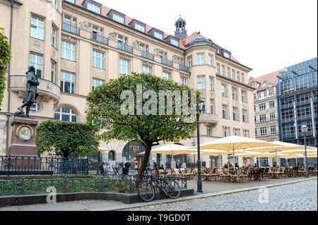 Leipzig, Allemagne - Octobre 2018 : Restaurant du Naschmarkt Plaza devant le monument statue de Johann Wolfgang von Goethe à Leipzig, Allemagne Banque D'Images