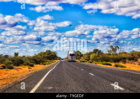 Vide à distance road Castlereagh autoroute B55 en milieu rural une partie de l'outback NSW, Australie avec lonely road train lointain chariot transport de fret de l'expédition. Banque D'Images