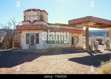 Vieille station d'essence dans la région de Sahara près de Ouarzazate, Maroc. La tonalité de l'image. Banque D'Images