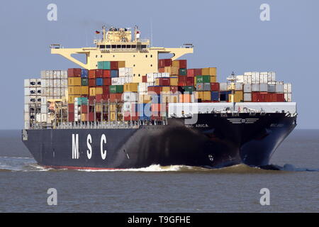 Le porte-conteneurs MSC Arica passe le 15 avril 2019 Cuxhaven et continue à le port de Hambourg. Banque D'Images