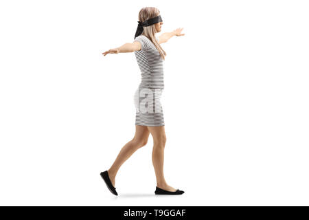 Profil de pleine longueur de balle une femme en bandeau et la marche à pied avec armes propagation isolé sur fond blanc Banque D'Images