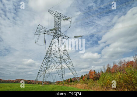 Les pylônes de la ligne haute tension et couleurs d'automne Banque D'Images