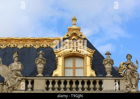 Sculptures sur le toit d'un immeuble de la cour de Marbre rénové en 2008. Château de Versailles. Banque D'Images