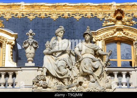 Sculptures sur le toit d'un immeuble de la cour de Marbre rénové en 2008. Château de Versailles. Banque D'Images