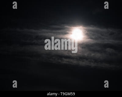 Ciel nuageux nuit de pleine lune à l'éclat clair Banque D'Images