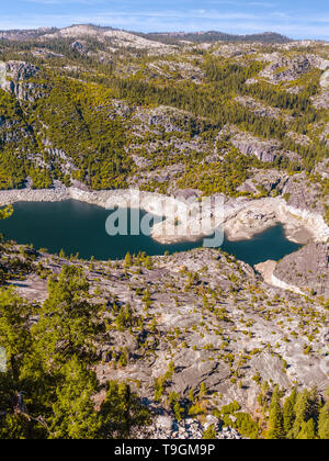 Lac pittoresque dans les hautes Sierras entourée de rochers de granit Banque D'Images