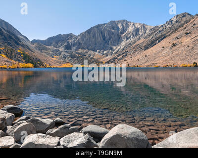 Paysage d'automne avec des pierres en face du lac et montagnes Banque D'Images