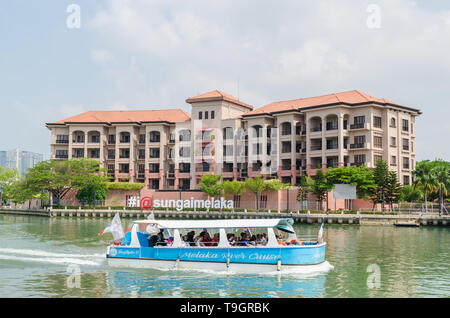 Malacca, Malaisie - 21 Avril 2019 : Riverside décor d'un plein de passagers de croisière traversée par la rivière Malacca. Banque D'Images