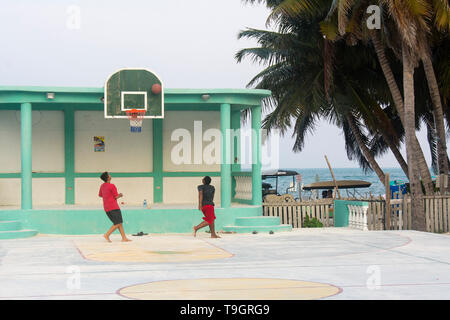 Le jeu de basket-ball à Caye Caulker, Belize Banque D'Images