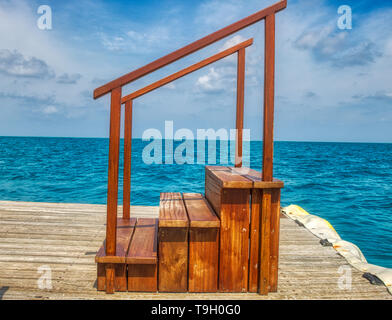 Cette photo montre une jetée au milieu de l'océan Indien aux Maldives avec un escalier d'embarquement pour un hydravion Banque D'Images