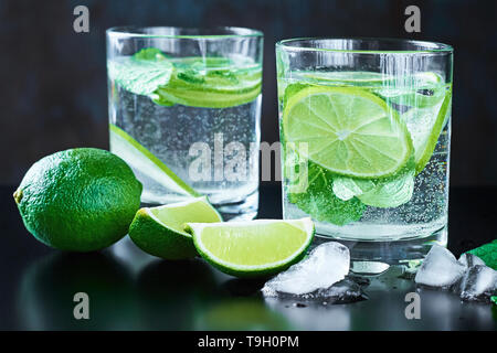 Deux verres de cocktail avec de la chaux et de menthe sur fond sombre Banque D'Images