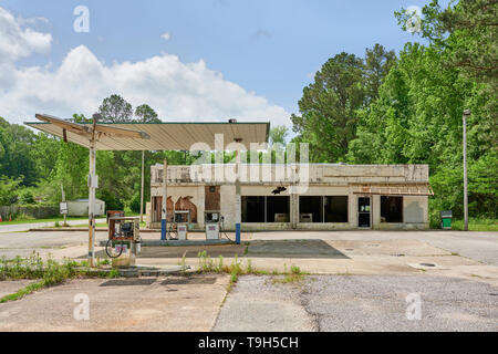 Une vieille station d'essence fermée et abandonnée, ou une station-service, le long d'une route de campagne dans les régions rurales de l'Alabama, USA. Banque D'Images