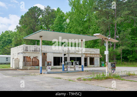 Une vieille station d'essence fermée et abandonnée, ou une station-service, le long d'une route de campagne dans les régions rurales de l'Alabama, USA. Banque D'Images