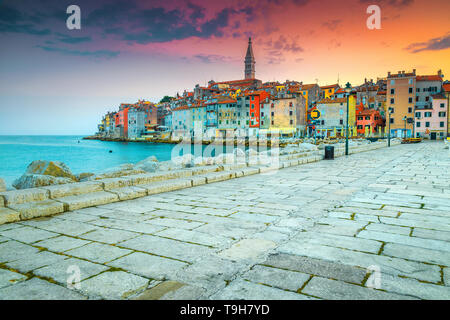 Lieu de villégiature populaire, vieux bâtiments colorés de la Méditerranée et de la mer avec vue spectaculaire, promenade au coucher du soleil, Rovinj, Istrie, Croatie, Europe région Banque D'Images