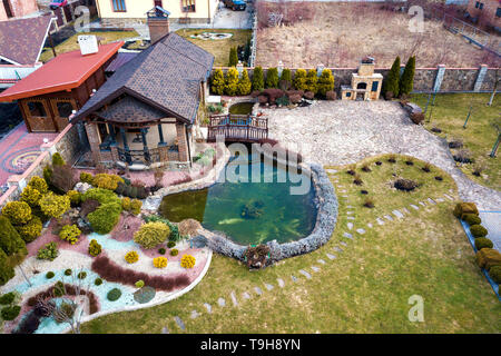 Vue aérienne de jardins loisirs house cottage complexe avec étang dans la région écologique sur la journée ensoleillée. L'architecture moderne, d'une richesse Banque D'Images