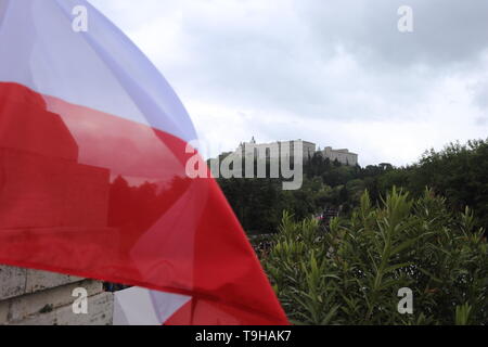 Cassino, Italie - 18 mai 2019 : le drapeau de la République de Pologne vole en face de l'Abbaye de Montecassino à l'occasion du 75e anniversaire de la bataille Banque D'Images