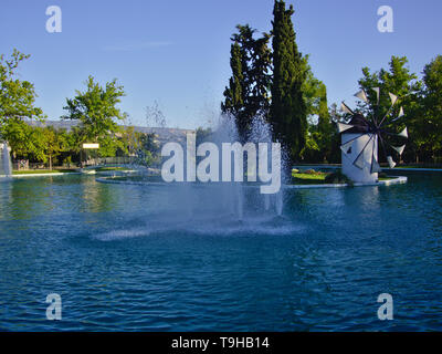 Fontaine et beau moulin sur les petits États insulaires, à l'intérieur d'un lac du parc. Alsos Filadelfeias, Athènes, Grèce. Clear spring day. Banque D'Images