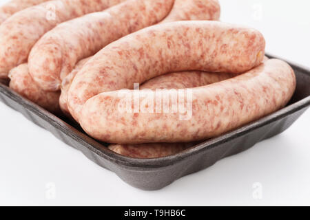 Paquet de saucisses de porc ou de boeuf sur fond blanc. Close-up. Banque D'Images
