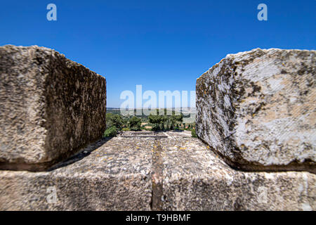 Vue sur les montagnes de Galilée à travers les pierres couvertes de lichens de la ville antique de Zippori. Israël. Tourisme et Voyage Banque D'Images