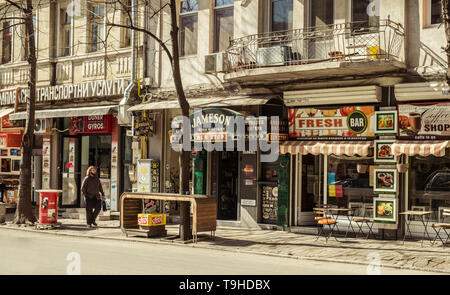 La ville de Veliko Tarnovo, Bulgarie - le 24 mars 2017. Comercial street à Veliko Tarnovo Banque D'Images