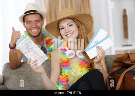 Couple de touristes titulaires les billets pour partir en vacances Banque D'Images