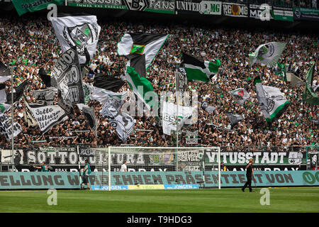 Sports, football, Bundesliga 2018/2019 Borussia Moenchengladbach, vs BVB Borussia Dortmund Borussia Park Stadium, 0-2, Gladbach football fans dans la Nordkurve, drapeaux, DFL RÈGLEMENT INTERDIT TOUTE UTILISATION DES PHOTOGRAPHIES COMME DES SÉQUENCES D'IMAGES ET/OU QUASI-vidéo Banque D'Images