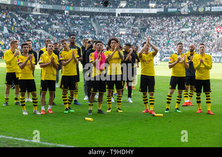 Sports, football, Bundesliga 2018/2019 Borussia Moenchengladbach, vs BVB Borussia Dortmund Borussia Park Stadium, 0-2, fin du match, la fin de la saison, Dortmund est l'Allemand runner-up, les joueurs de Dortmund rendre grâce au fans, DFL RÈGLEMENT INTERDIT TOUTE UTILISATION DES PHOTOGRAPHIES COMME DES SÉQUENCES D'IMAGES ET/OU QUASI-vidéo Banque D'Images