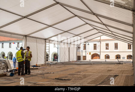 Sibiu, Roumanie - 26 avril 2019 Les travailleurs de préparation de réunion informelle des chefs d'État ou de gouvernement en 2019 Petite place Sibiu, Roumanie Banque D'Images