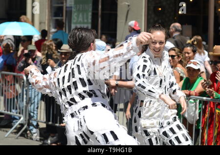 New York, USA. 18 mai, 2019. Des dizaines de milliers de personnes ont participé à la parade de danse annuel le long de Broadway à New York le 18 mai 2019. Credit : Ryan Rahman/Pacific Press/Alamy Live News Banque D'Images