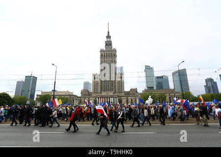 Varsovie, Pologne. 18 mai, 2019. Des milliers ont pris part en masse mars 'La Pologne en Europe" visant à promouvoir l'Union européenne élections au Parlement européen. Credit : Madeleine Lenz/Pacific Press/Alamy Live News Banque D'Images